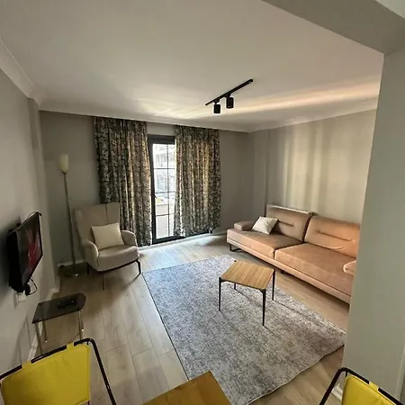 Comfy Flat With Balcony In Esenler * איסטמבול