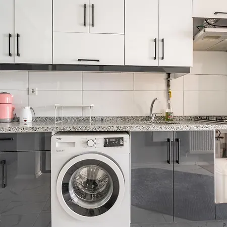 Comfy Flat With Balcony In Esenler * איסטמבול