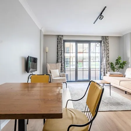 Comfy Flat With Balcony In Esenler * איסטמבול